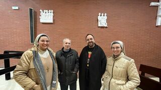 Casado junto al párroco del Corpus, Antón Rey y dos religiosas