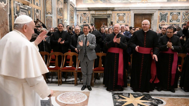 El Papa, a canonistas