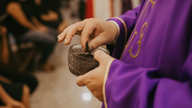 Sacerdote con la ceniza