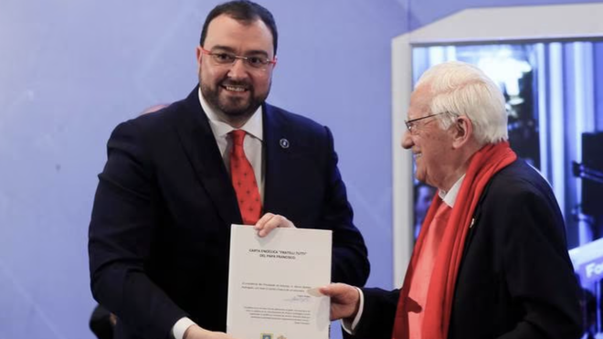 El padre Ángel, con Adrián Barbón