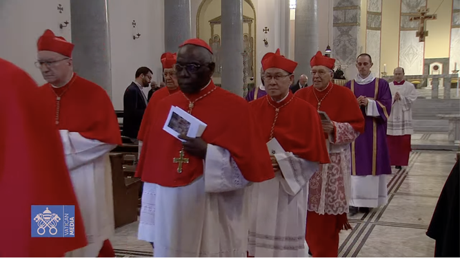 Cardenales en procesión en el Miércoles de Ceniza