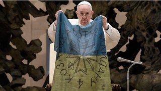 Papa y bandera de Ucrania