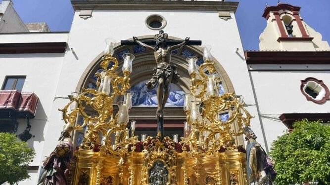 Salida del paso de la Hermandad del Cachorro en Viernes Santo