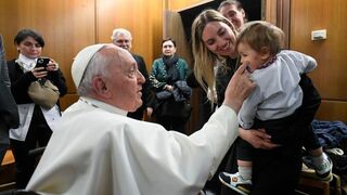 Francisco se reunió en el Vaticano con refugiados ucranianos para ver una película sobre la guerra