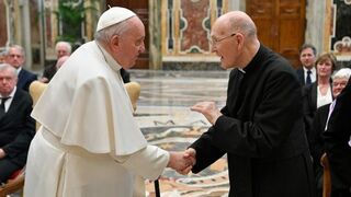 Papa Francisco saluda a los miembros de la Asociación Pro Petri Sede