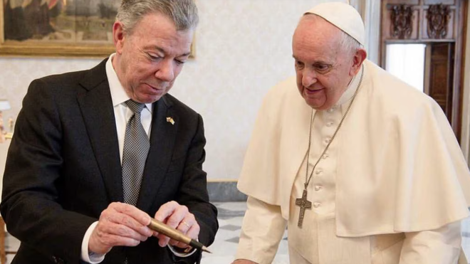 Juan Manuel Santos regaló al Papa el 'balígrafo' con el que se firmaron los acuerdos de paz en Colombia