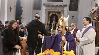 José Cobo entrega flores a los presentes