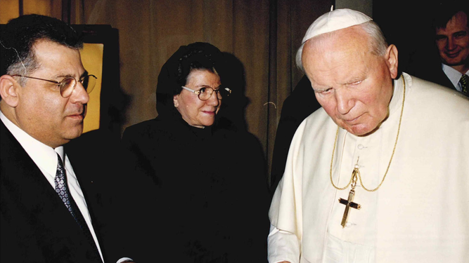 Juan Pablo II saluda a Mario Paredes