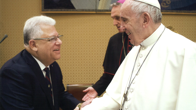 Papa Francisco saluda a Mario Paredes