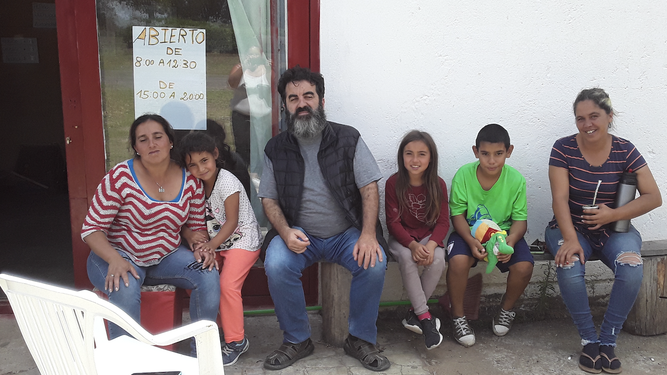 El P. Rodrigo Vargas compartiendo mate con los vecinos de Aramendia