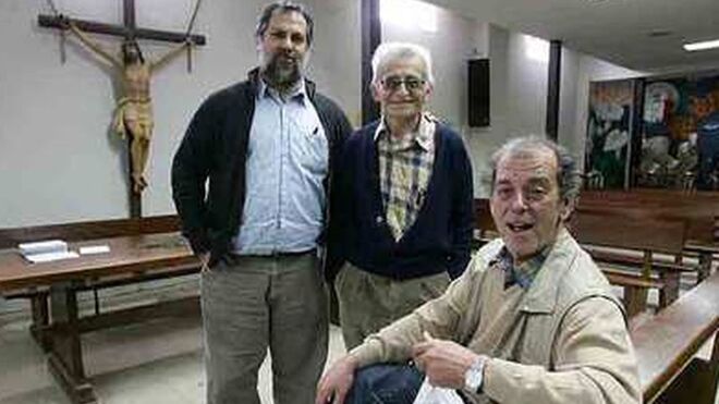 Pepe Díaz, entre Javi Baeza y Enrique de Castro en San Carlos Carlos