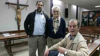 Pepe Díaz, entre Javi Baeza y Enrique de Castro en San Carlos Carlos