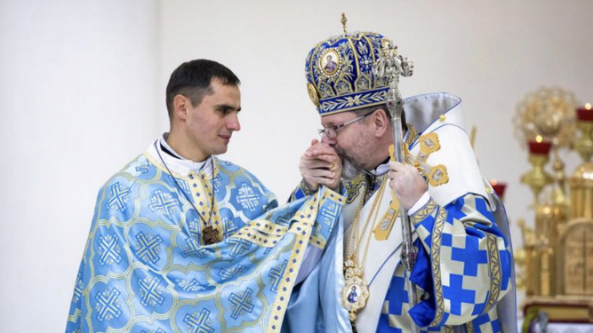 Oleksandr Bogomaz, con el arzobispo Sviatoslav Shevchuk tras su liberación por los rusos