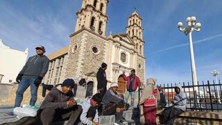 Denuncian que policías entran a Catedral de Ciudad Juárez por migrantes
