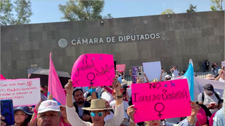 Frente Nacional por la Familia se manifiesta en Congreso mexicano