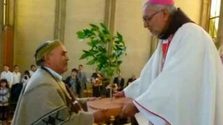 Obispo Jorge Concha Cayuqueo, O.F.M recibe un canelo, el árbol sagrado mapuche, cuando en 2020 asumió en Osorno
