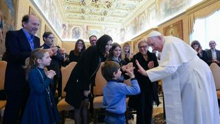 Francisco saluda a uno de los hijos de los periodistas