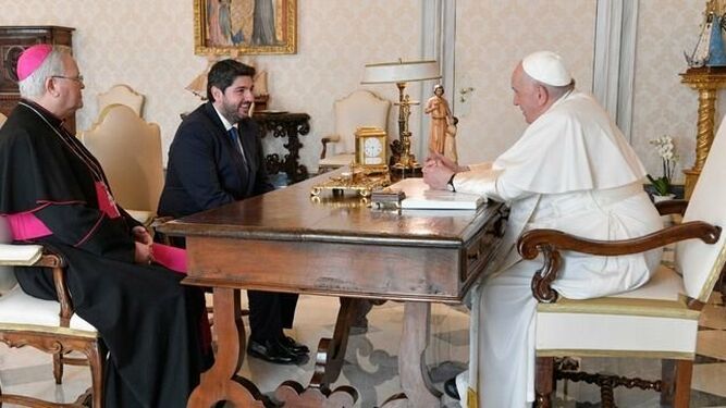 Francisco conversa con López Miras y el obispo Lorca Planes