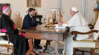 Francisco conversa con López Miras y el obispo Lorca Planes