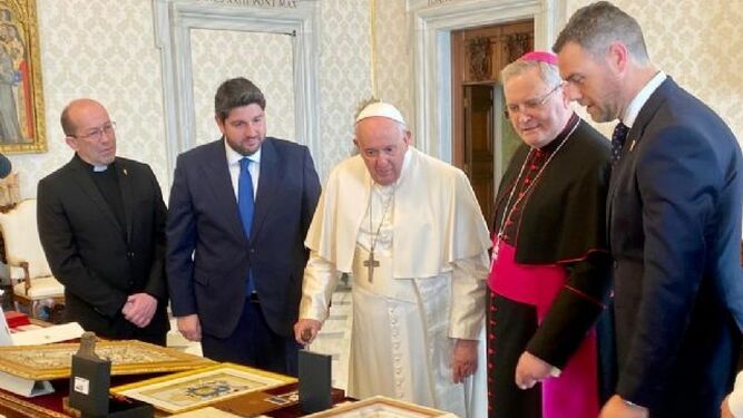 Francisco, con el obispo Lorca Planes y el presidente de Murcia, López Miras