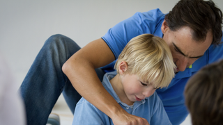 Los hombres dedican 3 horas más a la semana al cuidado de los hijos menores.