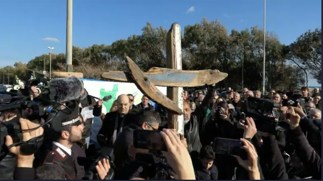 Vía crucis por los fallecidos en el naufragio en Cutro