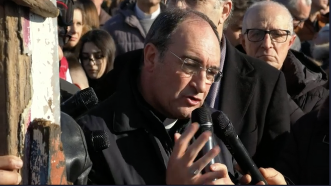 Uno de los párrocos interviene en el Vía Crucis por los fallecidos en el naufragio en Cutro, Italia