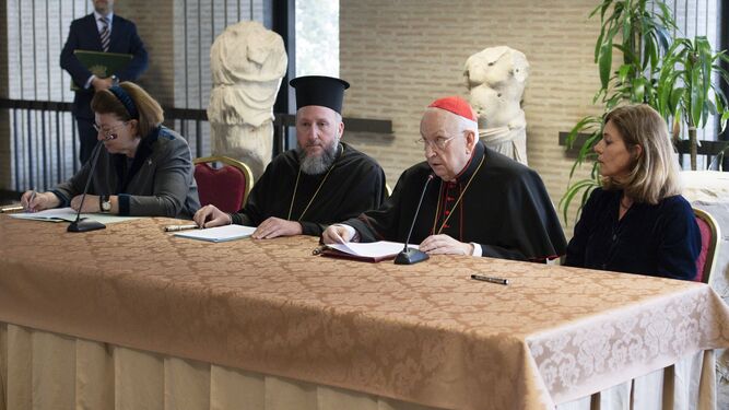 El cardenal Vérgez firma el acuerdo de devolución a Grecia de los fragmentos del Partenón