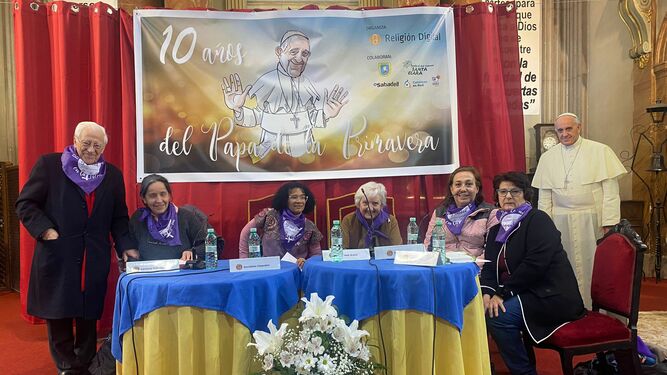 El padre Ángel, con las mujeres participantes en la mesa redonda