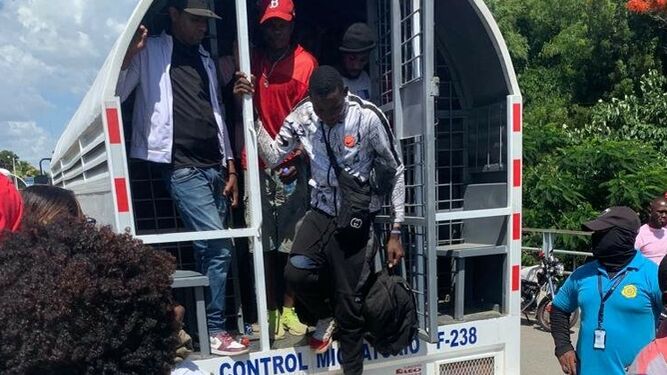 Camión que recoge migrantes ilegales Haitianos
