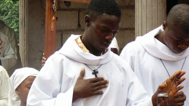Procesión en la parroquia de santa Teresita del Niño Jesús, en D'ekoum-Abang (Camerún). Facebook
