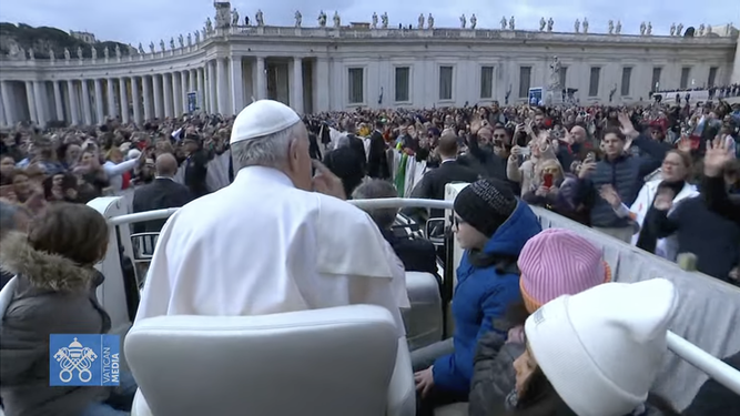 Francisco, acompañado por un grupo de niños en el papamóvil