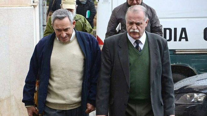 Pere Barceló, a la izquierda, acompañado de su abogado