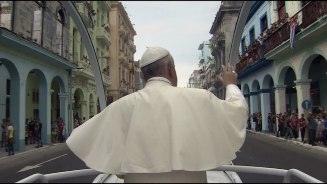 Francisco atraviesa las calles de Cuba durante su viaje a la isla caribeña