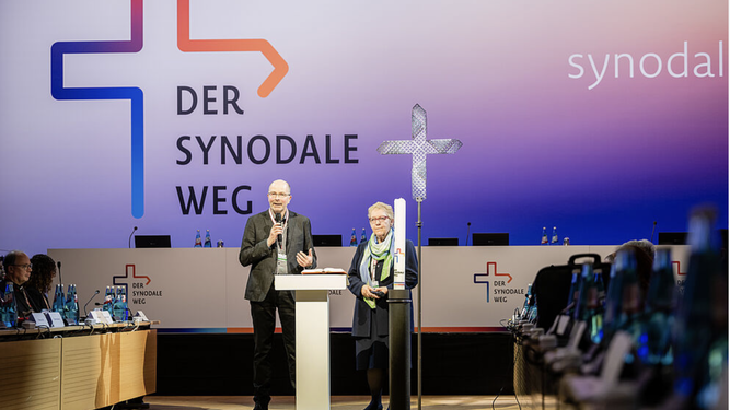 Momento de oración en la apertura de la V Asamblea del Camino Sinodal