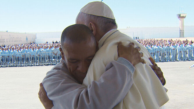 El abrazo de Francisco a un preso en Ciudad Juárez, México