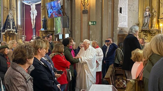 El padre Ángel dio la paz a todos los presentes
