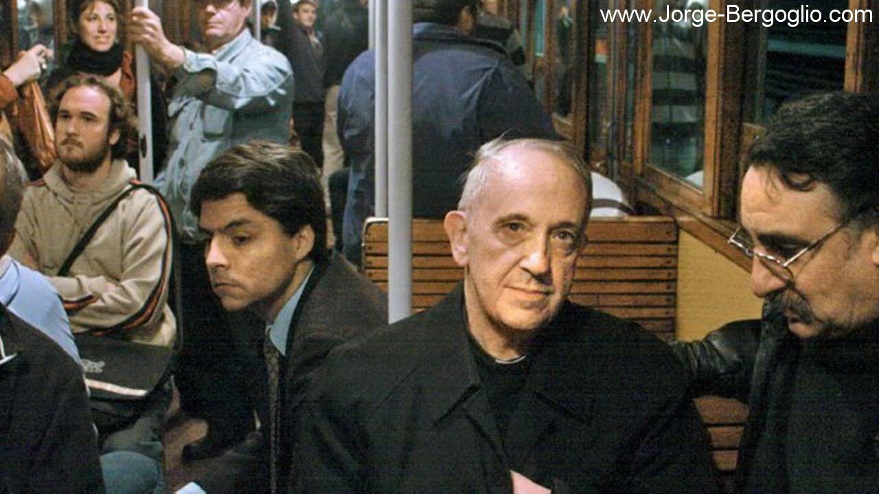 el cardenal Bergoglio en el metro de Buenos Aires