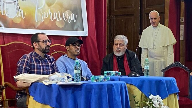 Óscar (a la izquierda), durante su testimonio