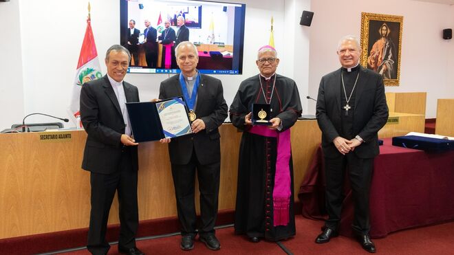 Episcopado peruano condecora con Medalla Santo Toribio de Mogrovejo a Mons. Robert Prevost