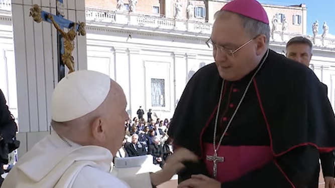 El Papa saluda al arzobispo de Granada, Gil Tamayo, presente en la audiencia