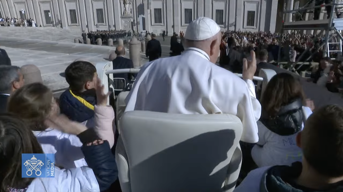 El Papa, con los niños en el papamóvil