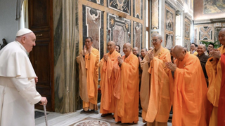 El Papa, a los budistas