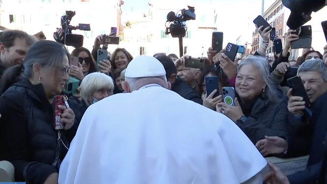 Francisco escucha a los fieles en la calle
