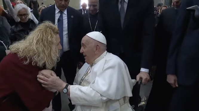 El Papa bendijo a un niño a su entrada en la parroquia
