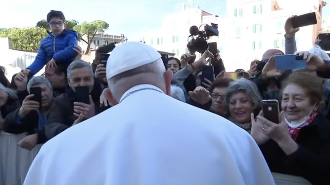 Francisco, a su llegada a una parroquia
