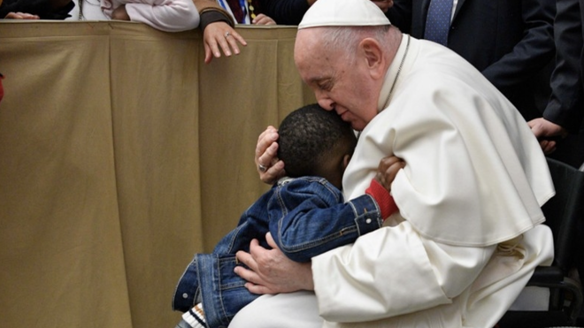 Un pequeño se abraza al Papa Francisco
