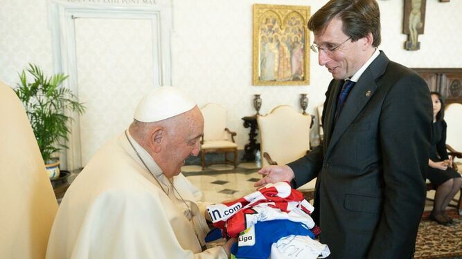 Almeida entrega a Francisco las camisetas de fútbol de los tres equipos madrileños