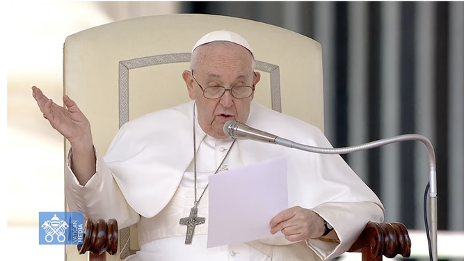 El Papa saluda a los fieles presentes en la audiencia