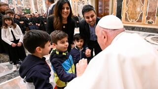 El Papa conversa con una familia